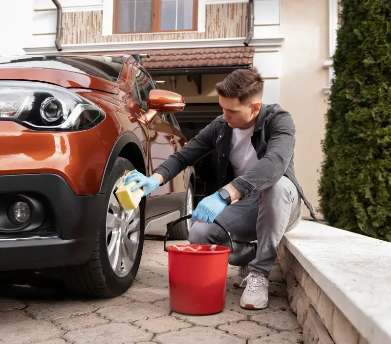 Lavage auto à domicile Saint-Étienne-de-Brillouet : professionnel intervenant sur un véhicule